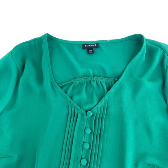 Torrid Emerald Green Georgette Pintucked Button Front Vneck Blouse - Picture 3 of 5